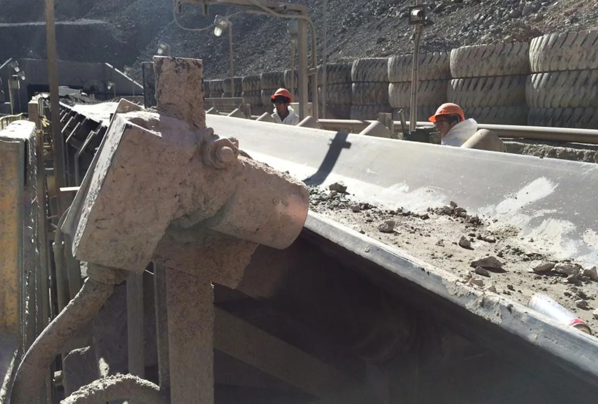 Sensor and mounting bracket on the conveyor structure