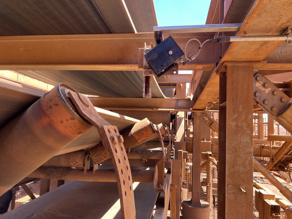 Sensor mounted to the stringer beneath the carry deck